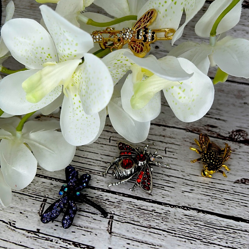 Spring is Here! One lot: 4 Bug brooches. 2 bees, 1 wasp, and 1 dragon fly.